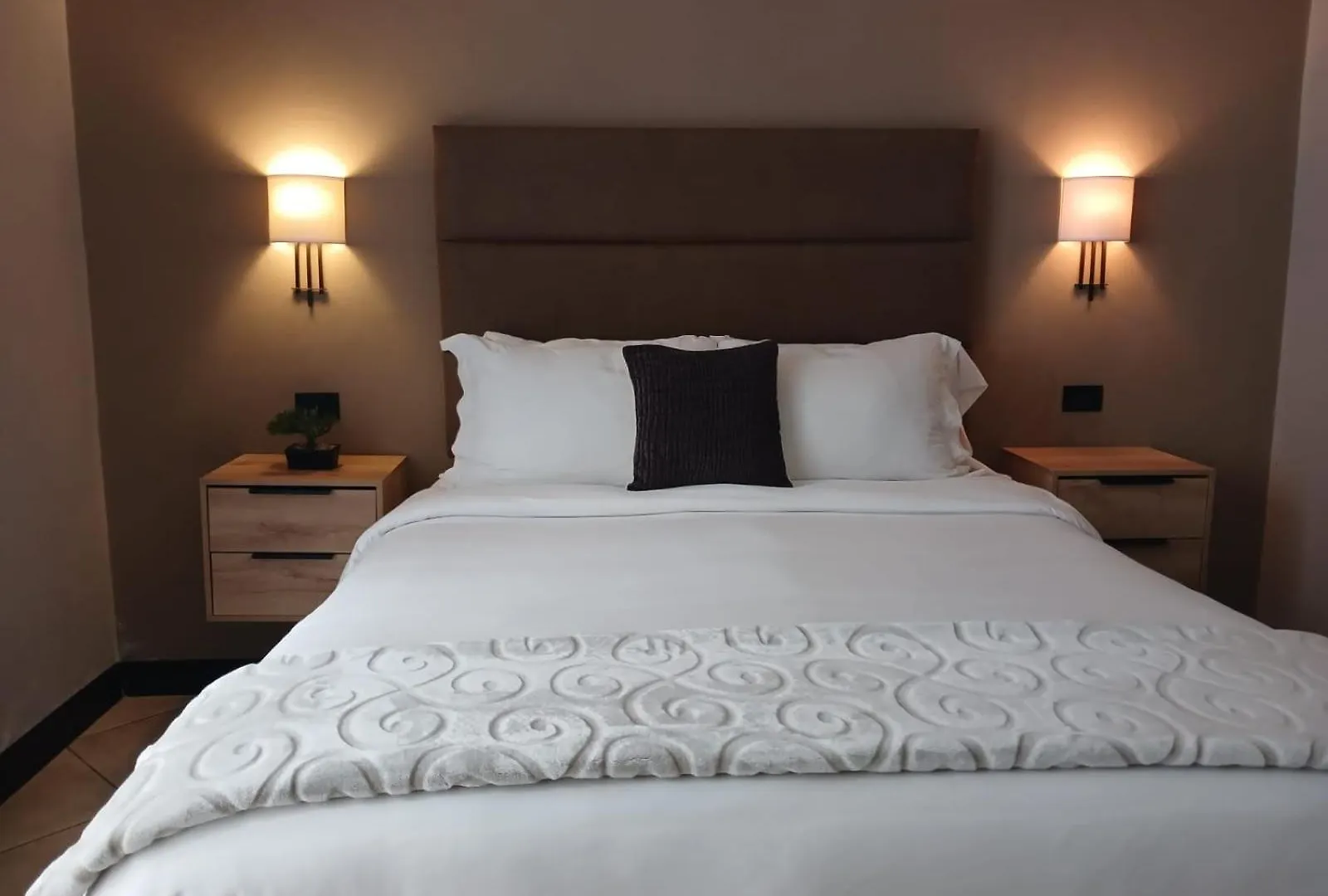 L\'Aurora Inn Hostal contacts